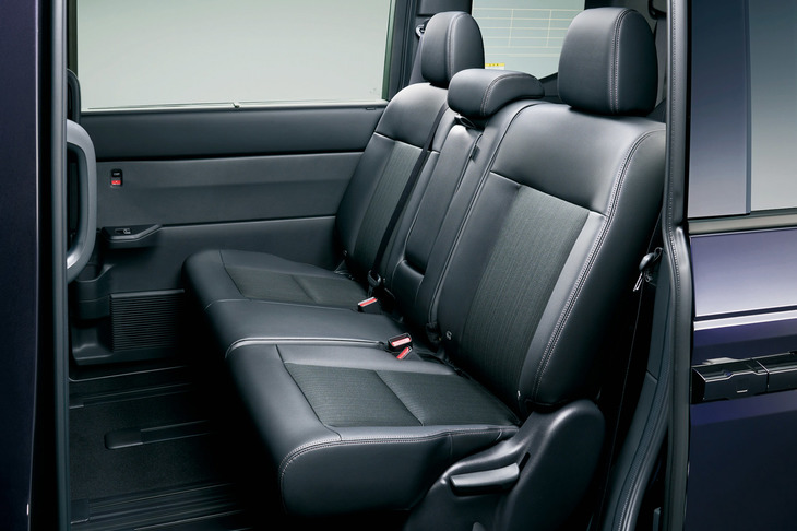 シート表皮はファブリックとプライムスムースの組み合わせ。「エアー」と同様に、2列目ベンチシートの8人乗りも選択できる。