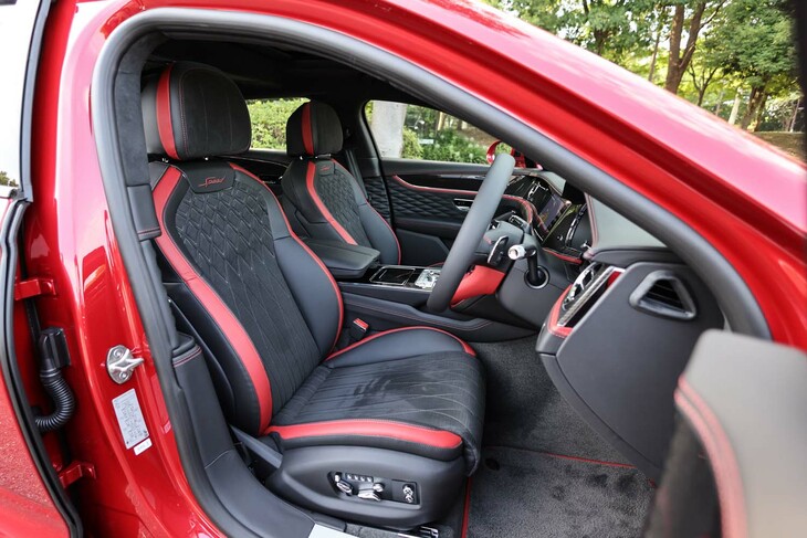 シートの背もたれと座面には、スエード調の「ダイナミカ」表皮を採用。試乗車にはオプションのコントラストステッチも施されていた。