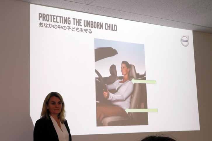 1959年に世界で初めて3点式シートベルトを開発したボルボ。ヤコブソン氏は「シートベルトは肩と腰骨にベルトを回すことによって固定され、その機能が発揮されます。もちろん妊婦さんもお腹の赤ちゃんと自分を守るために、正しい位置でシートベルトを着用することが必要」と語る。