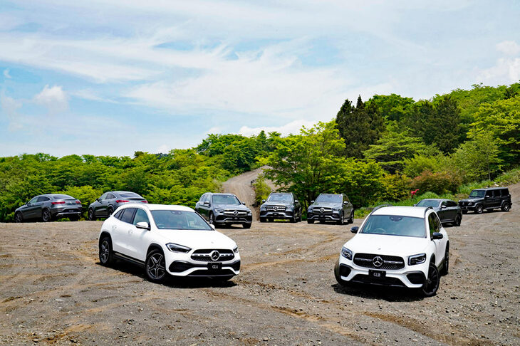 主要コンポーネントを共用する2代目「GLA」（写真向かって左）ともども、2020年6月に日本に導入された「GLB」（同右）。2023年における輸入車の登録台数ランキングでは8位に入っており、メルセデスでは「Cクラス」に次ぐ人気車種となっている。