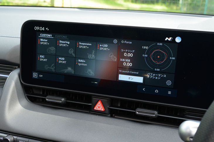 12.3インチのタッチスクリーンでスポーツドライビングにまつわる各種項目を非常に細かく設定できる。画面右下の「パフォーマンスオプション」をタッチするとメニューの深い階層に入れる。
