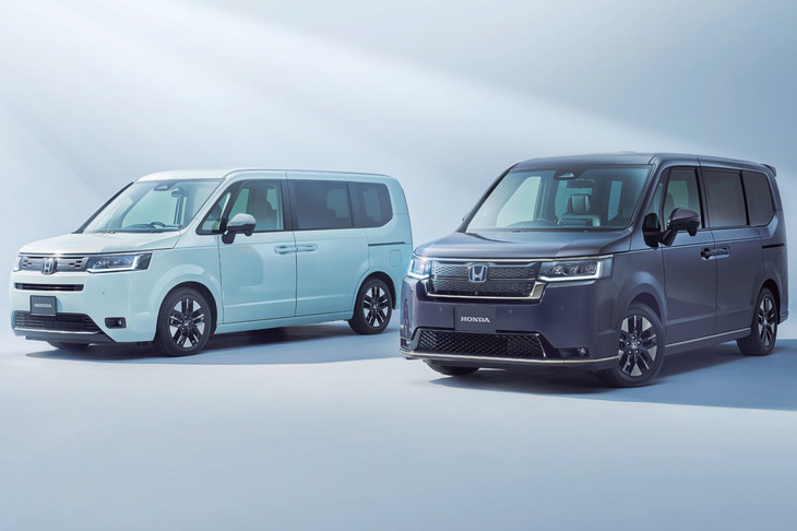 現行の「フィット」や「ヴェゼル」などと同じく、新型ではフロントマスクをシンプル化。迫力を追求するライバル車とは異なる独自の道を行く。