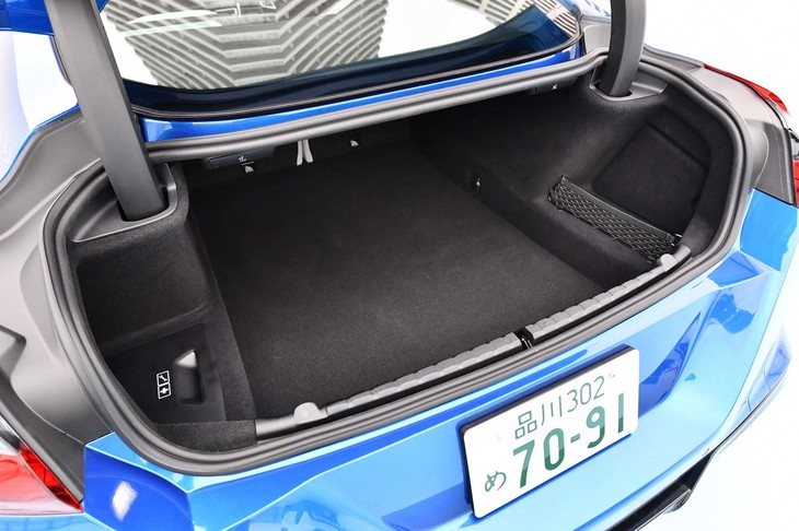 開口幅の広い荷室は、奥行き110cm（実測）。50：50分割式の後席を倒すことで長尺物にも対応できる。