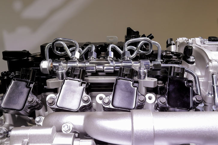 エンジン上部の高圧燃料系を見る。側面には、シリンダー内により多くの空気を送り込む高応答エア供給機が備わる。