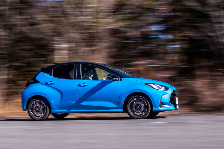 前後のフェンダーが盛り上がった特徴的なエクステリアデザインの「ヤリス」。試乗車の外装色はオプションの「ブラック×シアンメタリック」で、これを含めボディーカラーは全18種類が用意されている。