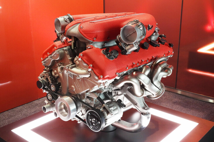 会場の入り口で来場者を迎えていた、6.5リッターV型12気筒自然吸気エンジン「F140HD」。 