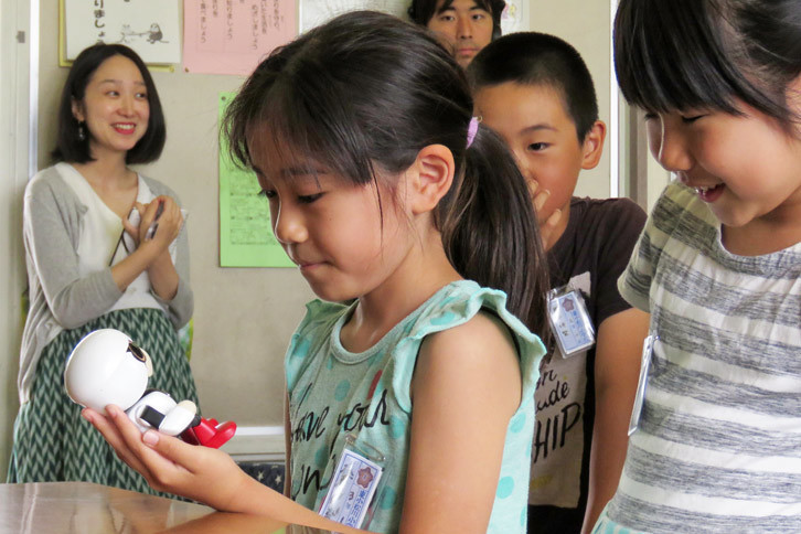 「キロボ ミニ」に話しかける生徒たち。キロボは人とのコミュニケーションによってさまざまな言葉を覚え、新しい会話ができるようになるという。