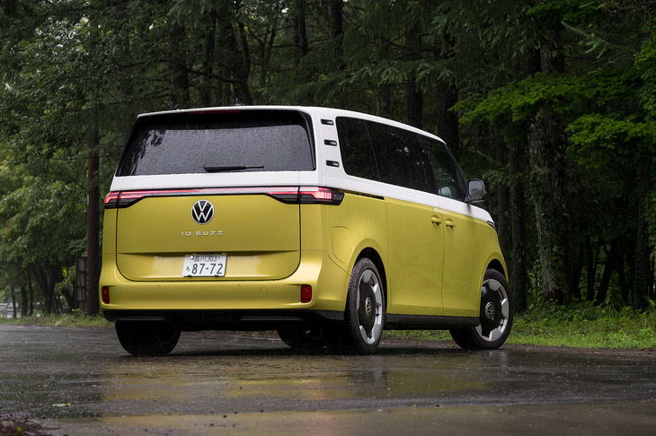 リアからの眺めはまさにバス。こう見えてCd値は0.285を実現している。