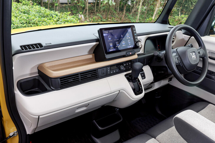 従来型とは大きくイメージの変わったインテリア。助手席グローブボックスの容量を2倍近くにアップさせるなど、利便性の向上も図られている。