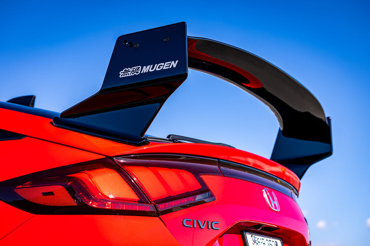 無限は、レース関連事業やチューニングパーツの開発・製造などを行う企業として1973年に設立された。創業者は本田技研工業の創始者・本田宗一郎氏の長男・本田博俊氏。2003年にM-TECが無限の事業を引き継ぎ、現在は同社がレース活動のほか、無限ブランドのアイテム開発や販売を行っている。