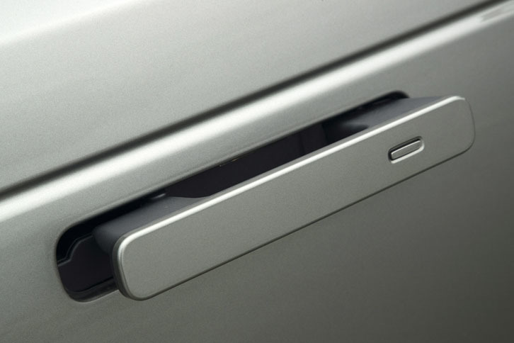 ボディーと一体化したデプロイアブル・ドアハンドルをランドローバー車として初採用。走行開始後、8km/hを超えると格納される。