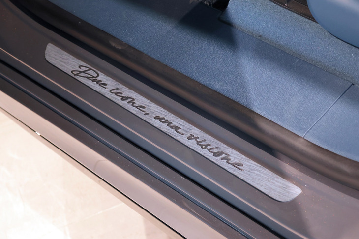 サイドシルにはイタリア語で「ふたつのアイコン、ひとつのビジョン」を意味する文字が。