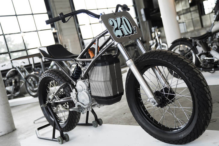 2018年に惜しまれながらブランドを閉じてしまったサンフランシスコの電動バイクメーカー、ALTA MOTORS（アルタモータース）のマシンを、オリジナルフレームを使いフラットトラッカースタイルにカスタム。