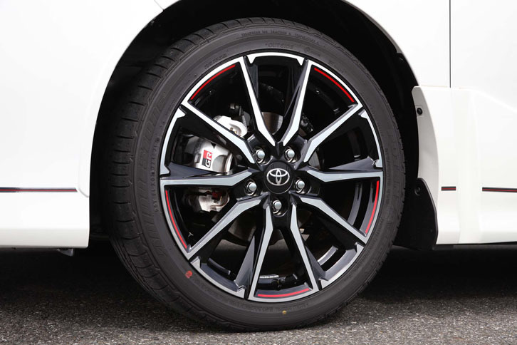 専用デザインの「ノア／ヴォクシー“GRスポーツ”」用18インチアルミホイール。リムはレッドの差し色で飾られる。
