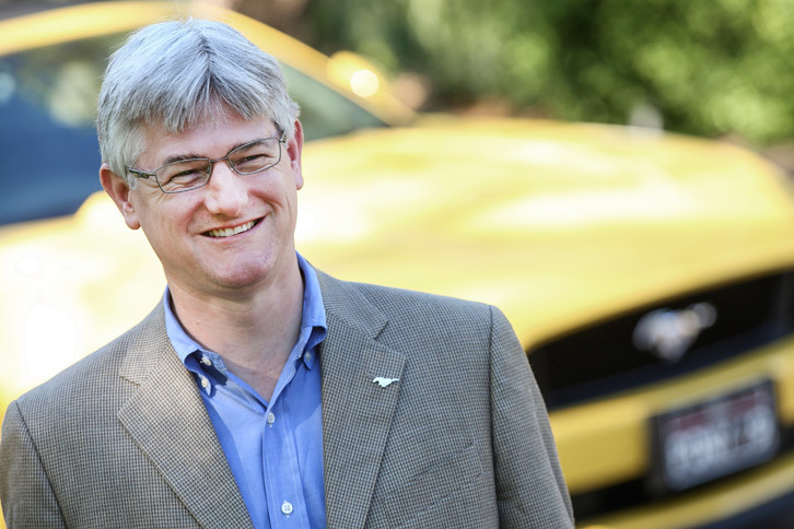 「マスタング」のチーフエンジニアを務めるフォードのカール・ウィドマン氏。