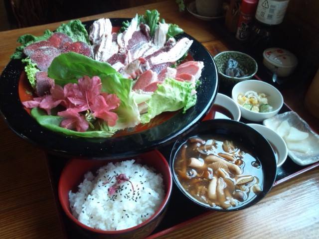 イノシシといえば、数年前に小淵沢に猟師料理を食べに行きました。ええ、一人でね。どの肉も美味だったが、どれが熊で、鹿で、イノシシだったのか、私の味覚では判別がつかなかった。