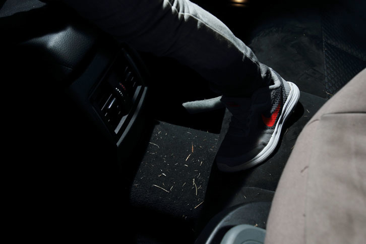 取材前はきれいだったカーペットには、靴底についてきた芝生や砂粒がいっぱい。ここからが「Dyson V7 Car＋Boat」の力の見せどころだ。