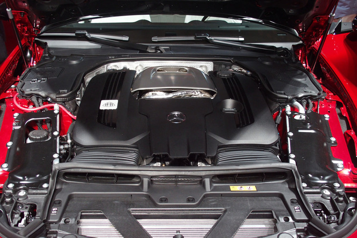 最高出力585HP、最大トルク800N・mの4リッターV8ツインターボエンジンを搭載。