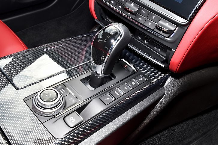 トランスミッションは8段AT（ZF8HP）。オプションの「カーボン・トリム」が装着された試乗車は、センターコンソールがスポーティーに演出されている。