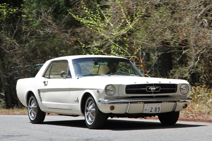 1966年「フォード・マスタング ハードトップ」。初代マスタングの基本モデルとなるハードトップ。