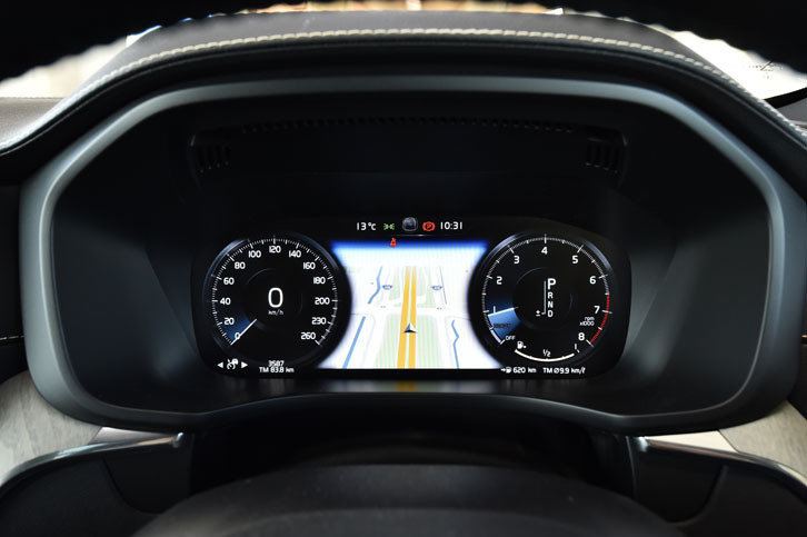 新型「ボルボXC60」のメーターパネルは、フル液晶表示。中央部分には、車両の各種インフォメーションのほか、カーナビのマップも表示できる。