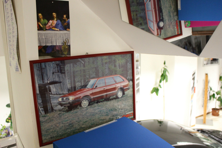 「最後の晩餐」とともにあるのは、創業時に取り扱った2代目「スバル・レオーネ」のポスター。