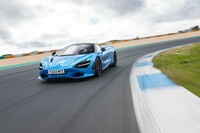 0-100km/hの加速タイムは2.8秒で、最高速は332km/h。これらのスペックについては、ボディー形状による差異はない。