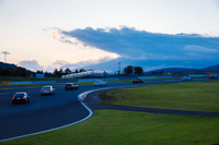 愛車をドライブしてサーキットを走る参加者たち。