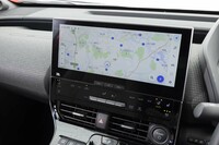 「レクサスNX」などと同じ最新のインフォテインメントシステムを搭載。高さを抑えたインパネに合わせて画面がだいぶ横長になっている。