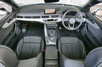 水平基調のデザインでまとめられたインストゥルメントパネル。表面には、3次元造形されたデコラティブパネルが装着されている。