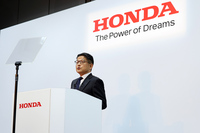 二輪事業におけるカーボンニュートラルの取り組みについて説明する、野村欣滋常務執行役員。