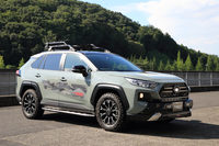 ワイルドなイメージが魅力的な「RAV4」のカスタマイズカーだが、「走りに影響するような変更はない」とのことだったので、試乗は見送った。