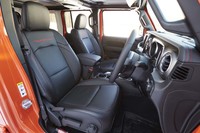 「ラングラー アンリミテッド ルビコン」のレザーシート。上級グレードらしく、本革張りのうえにシートヒーターも備わる。