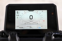 液晶ディスプレイはマイナーチェンジによって3.5インチから5インチに大型化。画面の左端に「AT／MTモード」のインジケーターが追加されている。