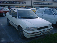 ホンダの流れをくむローバーの一例。「ローバー200」は、「バラード」の姉妹車だった。2003年11月、ある夕刻に撮影。