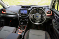 インパネとセンターコンソールのデザインに連続性を持たせることで、SUVらしい力強さやゆとりを表現したというインテリア。外装と同様、エアコン吹き出し口などには「X-BREAK」専用のオレンジアクセントが施される。