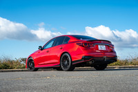 リアタイヤを挟んだサイドシルからリアバンパーにかけて、車両下部に赤いラインがあしらわれる。リアに向かってはね上がるこのラインは“サーフィンライン”がモチーフだ。