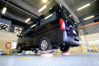 加振試験では4つのピストンが各車輪を通して車体に振動を与えることで、路面からの入力に対する車体の強度や耐久性を測る。