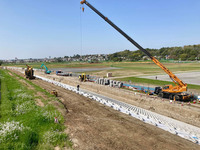 2022年4月、観客席が撤去された河川敷に新たな堤防を築いている最中。