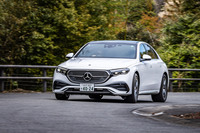 新型「Eクラス」のプラットフォームは「Sクラス」や「Cクラス」と共通の「MRA II」。サスペンションはフロントが4リンク式でリアが5リンク式となる。「E220d」では後輪操舵システム「リア・アクスルステアリング」が選択できない。