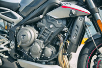 765ccの排気量を持つ新型の並列3気筒エンジン。グレードによって最高出力が異なり、「S」は113ps、「R」では118ps、「RS」では123psを発生する。