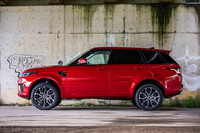 電子制御エアサスペンションを作動させ、車高を最も上げた様子。最大渡河水深は850mmで、今回の試乗車には、走行中の車体に対する水の高さと最大渡河水深をリアルタイムでタッチスクリーンに表示する「ウェイドセンシング」がオプション装備されていた。