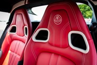 白いボディーにストライプが映える　「ロータス・エリーゼ」の限定車発売の画像