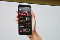 モータースポーツのエンターテインメント性を高めるべく、スマートフォン用のさまざまなコンテンツも開発される。なかでも「ドライバー無線の内容が聞ける」というのは大きなトピック。「（作戦が露呈するという意味で）チームにとって不利益があるのでは？」という質問も挙がったが、小林・山本両選手によれば、「全チーム同じ条件だし、聞かれていることを理解したうえで交信するので問題ナシ」とのこと。