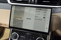 センターコンソールには11.4インチのタッチスクリーンを装備。画面が凸型に湾曲している（上下両端に対して中央部がせり出している）のも特徴。