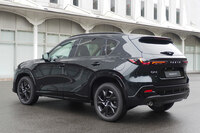 新型「CX-5」のリアクオータービュー。外装の意匠は、従来型のイメージを色濃く受け継いでいる。