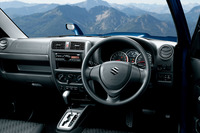 先代最終型の「ジムニーXC」のインストゥルメントパネルまわり。これでも初期のものと比べればモダンになったほうだが、新型と比べるとやっぱり時代を感じる。