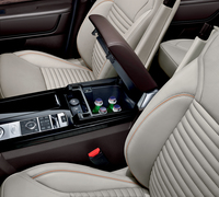 「ゴーアウトエディション」のセンターコンソールにはクーラーボックスが備わる。