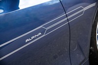 ボディーサイドを走る薄いゴールドのラインは「アルピナデコセット」と呼ばれる伝統的な装飾だ。