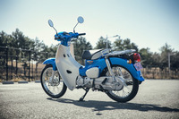 2017年11月に発売された現行型「ホンダ・スーパーカブ」。日本専用の設計とデザインが特徴で、生産拠点も中国から日本の熊本製作所に移管された。